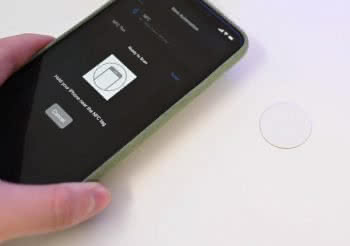 يقوم iPhone بفحص ملصق NFC
